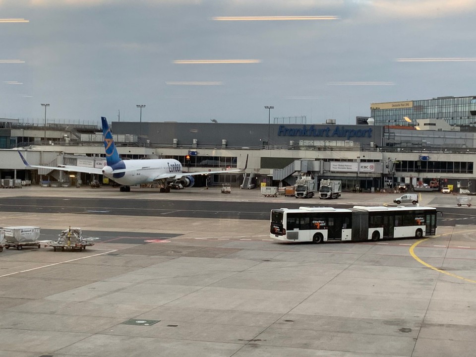 Deutschland - Frankfurt am Main - Da sind wir nun, der Flughafen ein einziges Desaster. Alle Restaurants haben geschlossen, lediglich einige Imbissstände haben geöffnet.
Wenige Passagiere auf dem Flughafen. Fast alle Geschäfte haben geschlossen. Vielleicht ist das schon der Testlauf. Die Grünen wollen das Fliegen ja teurer machen.