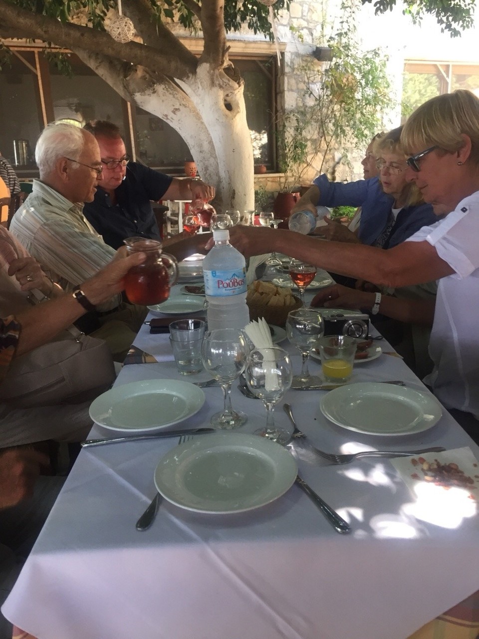 Griechenland - Chania - Idyllisches Mittagessen unter Bäumen.  