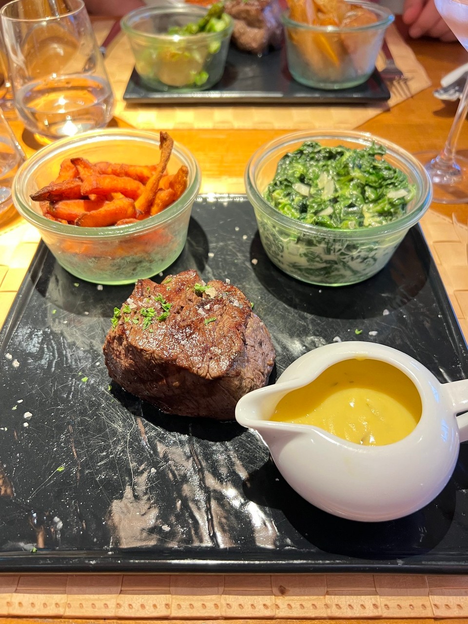 Norwegen -  - Filet Mignon mit Süsskartoffel Pommes, Blattspinat und Sauce Bearnaise