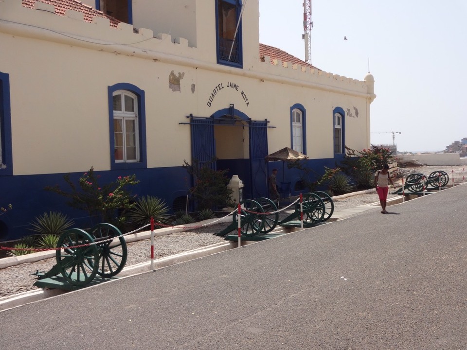 Kap Verde - Praia - Mit modernster Militärtechnik