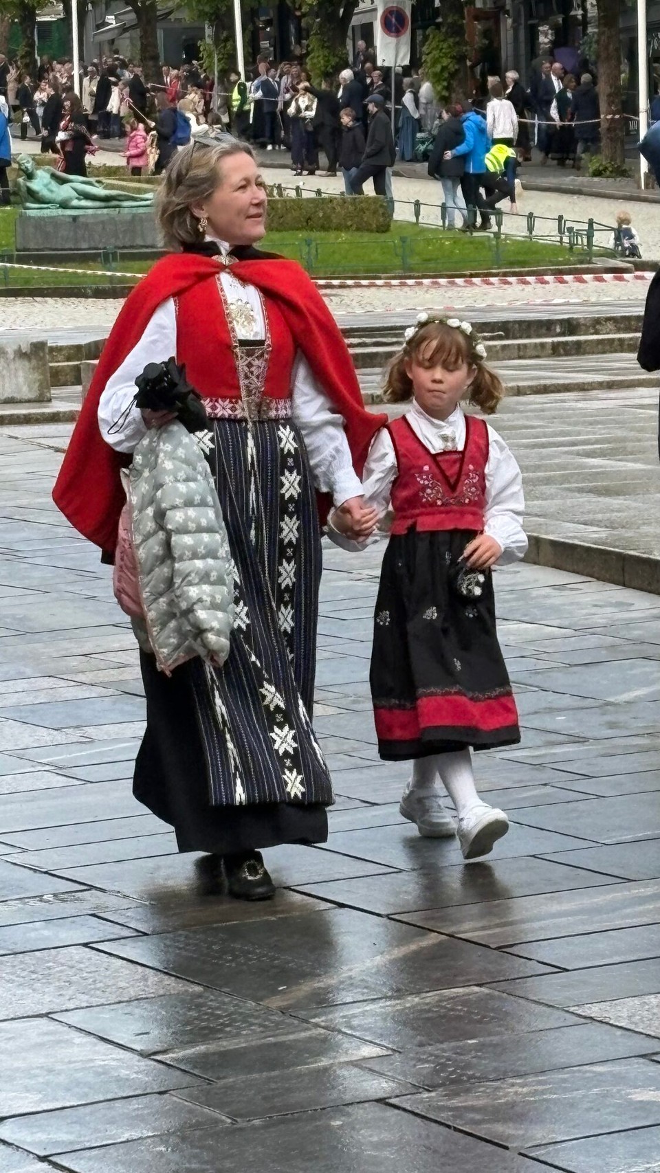 Norwegen - Bergen - Viele Trachten (bunads)