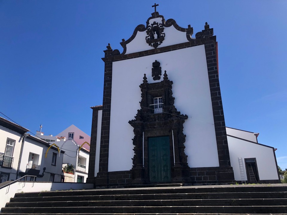 Portugal - Vila Franca Do Campo - In dieser Kirche fand gerade eine Hochzeit statt 👰🤵💒