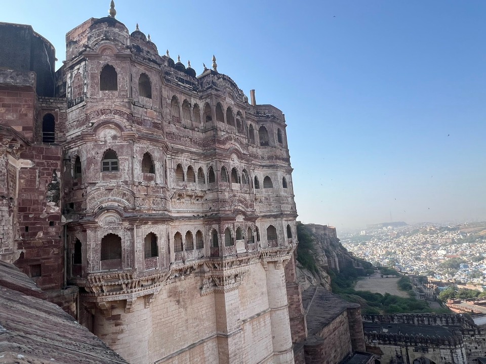 Indien - Jodhpur - Ich bin einer der ersten am Ticketschalter. 