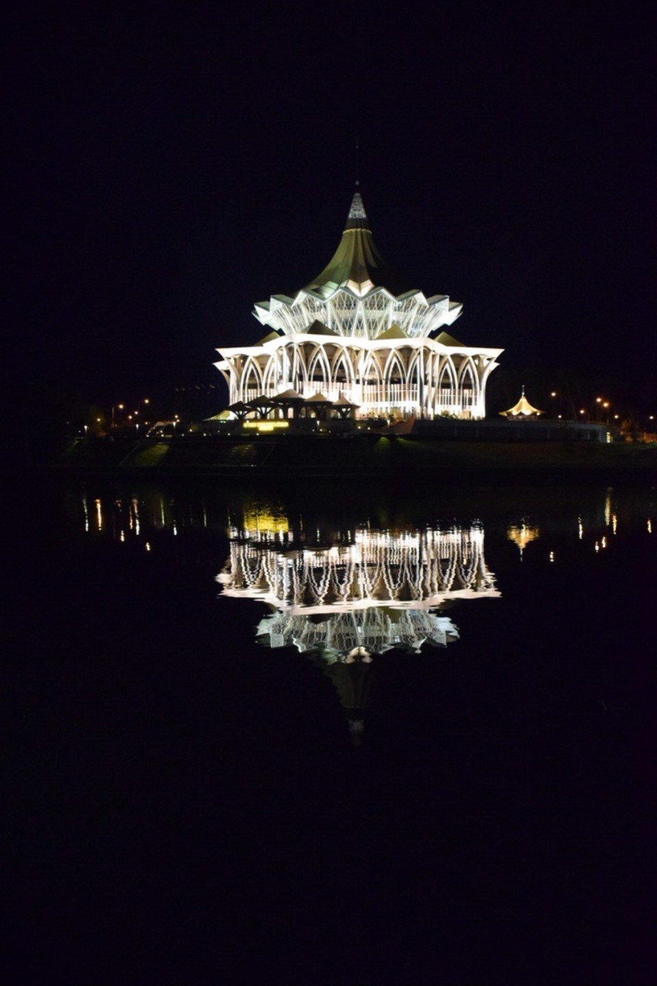 Malaysia - Kuching - Nach dem Trubel in KL scheint es als wäre es ein Dorf, hier ist alles ruhig und gelassen.
Das war es für heute, wieder ist ein Tag vorbei.