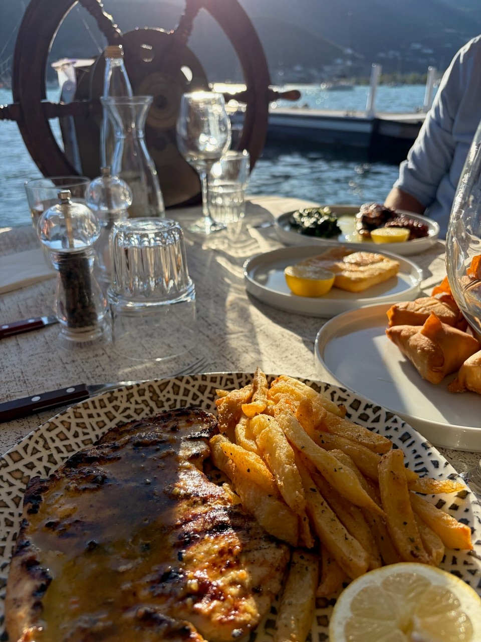 Griechenland - Geni - Nachdem wir den Nachmittag am Pool verbracht haben, gab es Abends nochmal leckeres Essen in Geni.