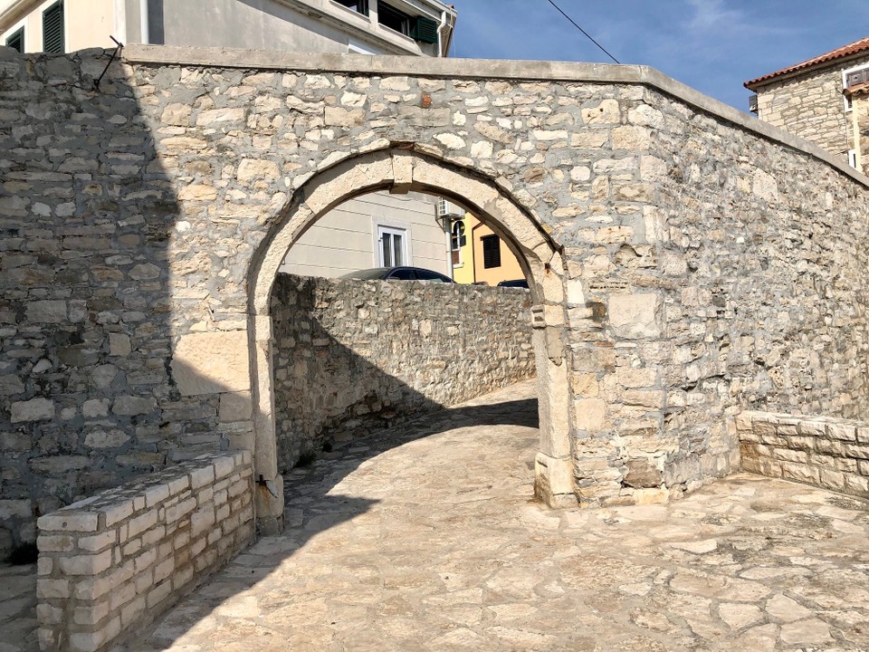 Kroatien - Novigrad - Eingangstor Stadtmauer