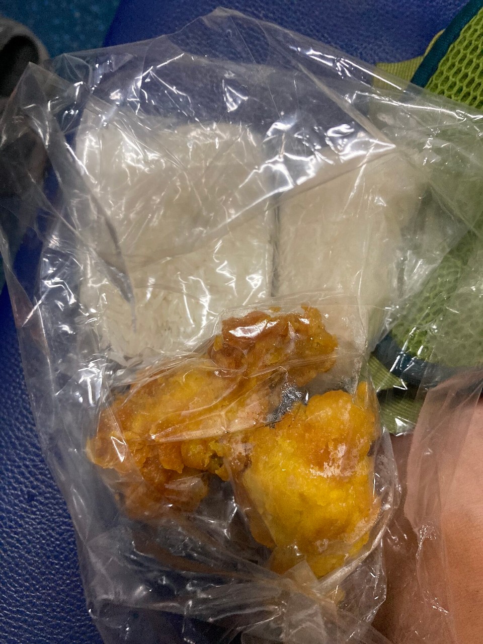 Thailand - Uttaradit - Im Zug gibt es dann noch Hühnchen und Reis als Abendessen 