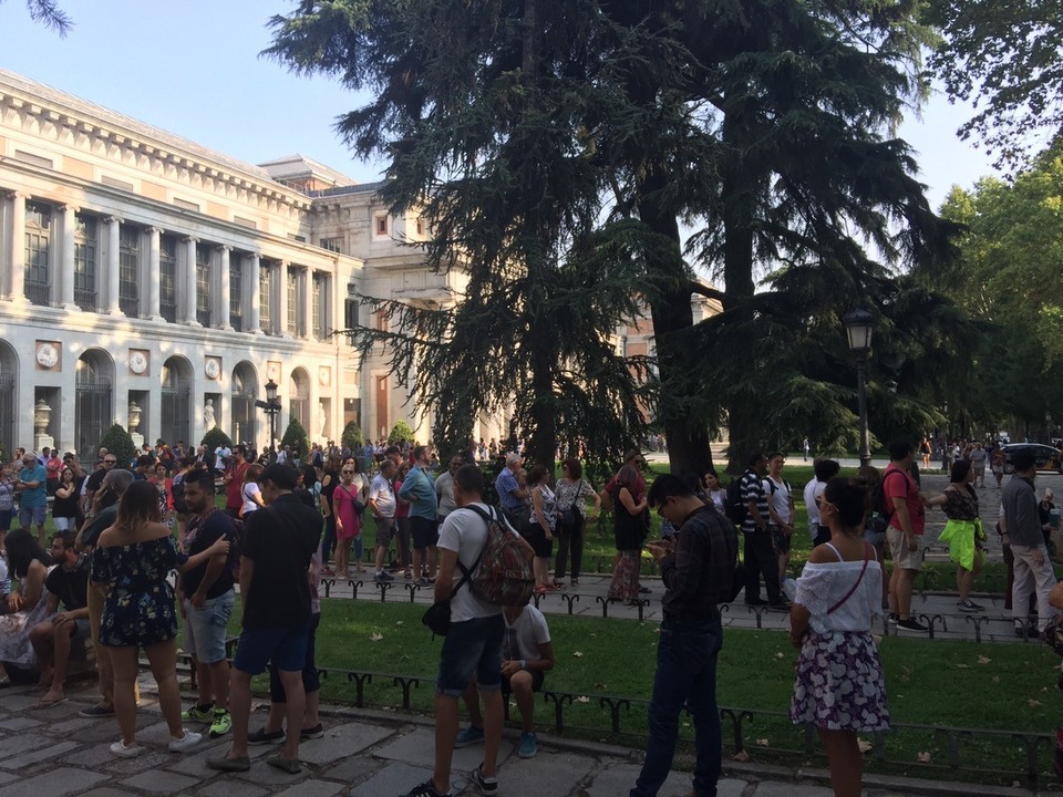  - Spain, Madrid, Gran Via - Prado Museum line up - free entry. 