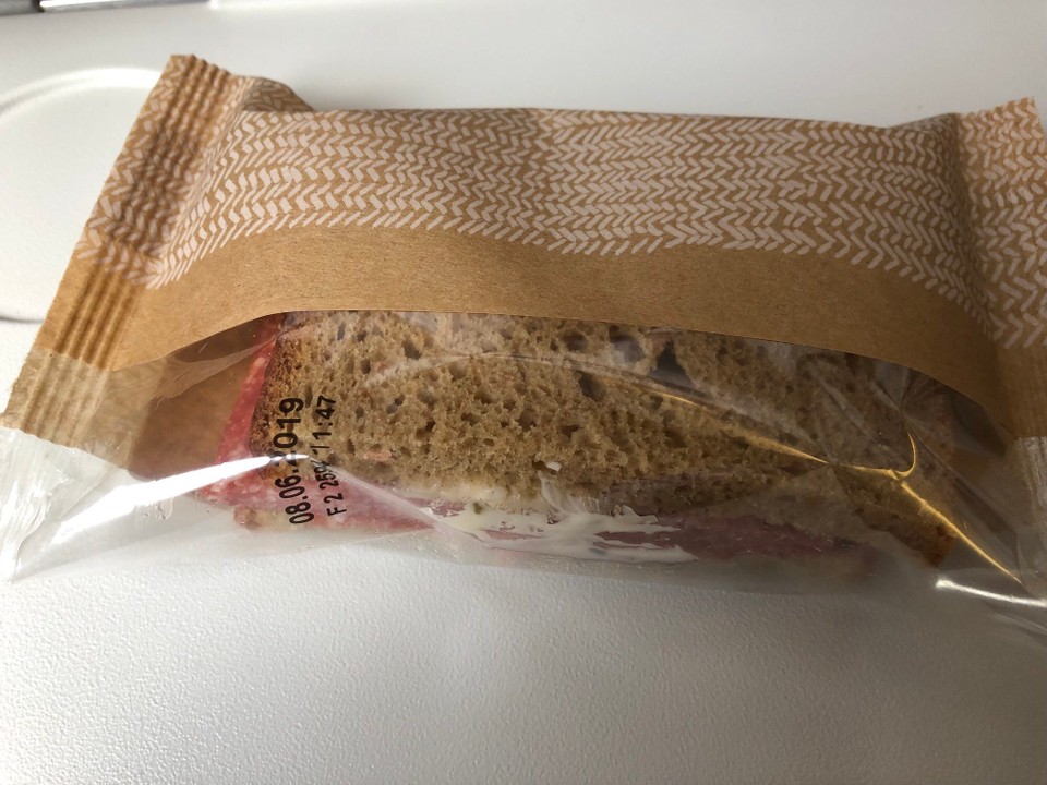 Deutschland - Frankfurt am Main - Und super gute sättigende Verpflegung an Bord... Ein kleines abgepacktes Sandwich, wahlweise mit Käse oder Salami.