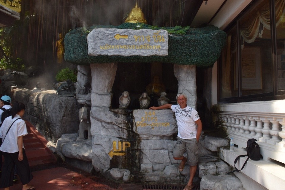 Thailand - Bangkok - Zum Glück waren es nur 30 Grad, da werden wir wohl die 344 Stufen schaffen.
