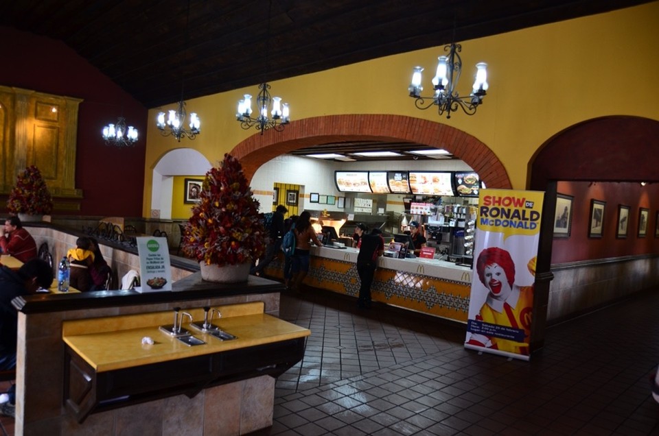 Guatemala - La Antigua Guatemala - Mc Donalds im Guatemala Stil