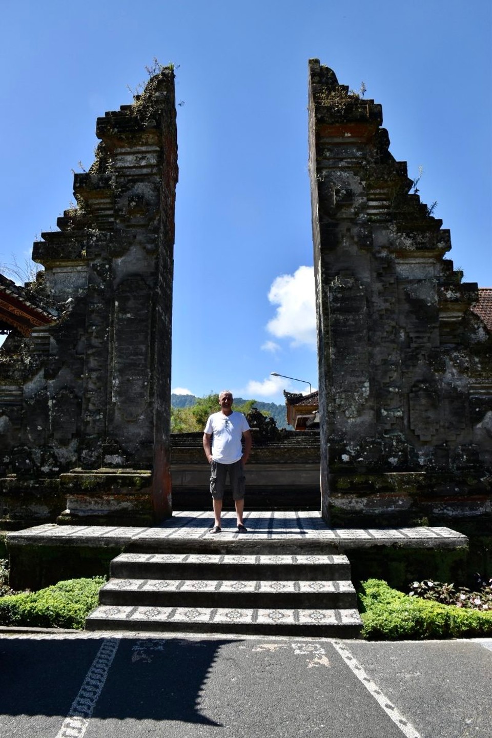 Indonesien - Tabanan - Endlich haben wir alle vertrieben, ganze Horden versuchen ein Bild vom Eingangstor zu machen und es ist immer voll.