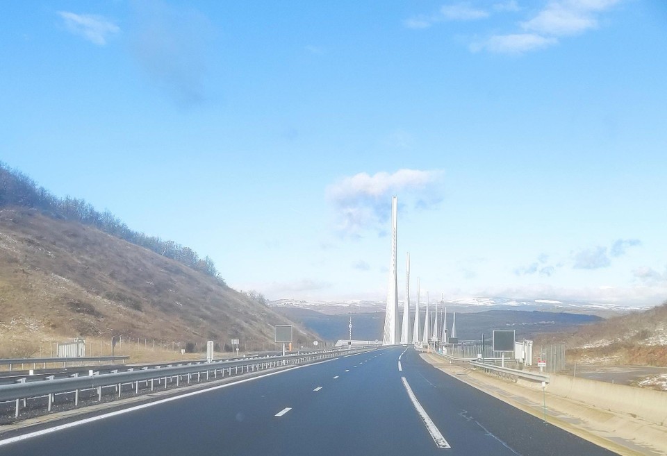 Frankreich - Banassac-Canilhac - Diese Brücke ist 2 km lang und führt über den Tran - Viaduc de Millau