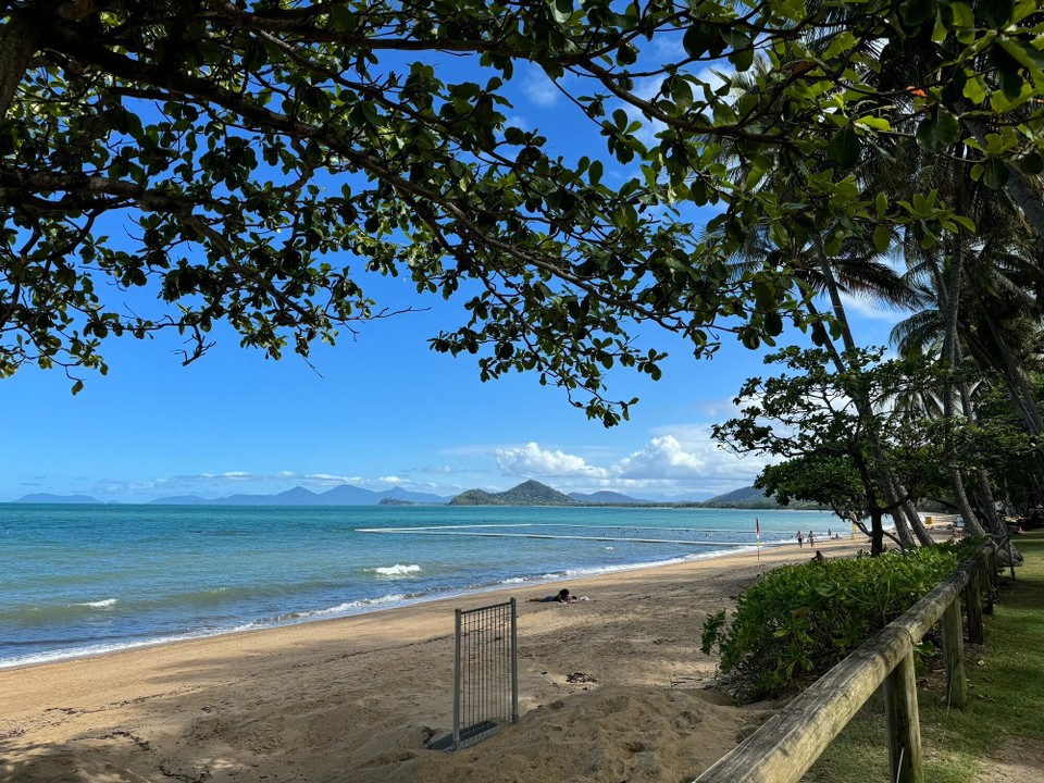 Australien - Fishery Falls - Palm Cove. I dem Quadrat woma do im Wasser gseht chama bada und ischma durs Netz gschützt vor Qualla.