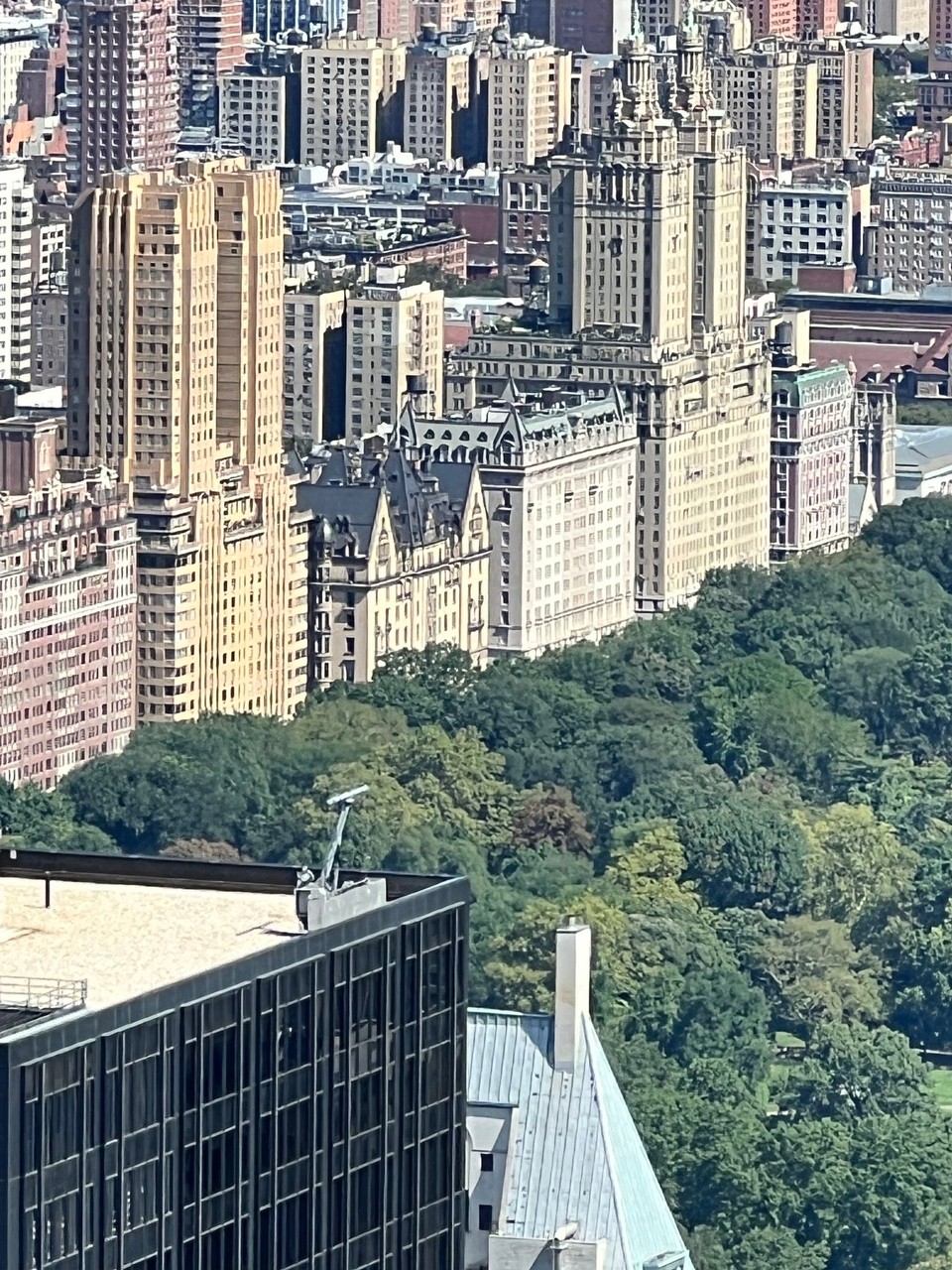 Vereinigte Staaten - New York - Das Dakota Building von oben. Hier hat John Lennon mit seiner Frau Yoko Ono gelebt und hier wurde er erschossen. Es ist das kleinere Haus mit den zwei Giebeln. 
