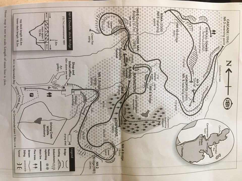 Neuseeland - Coromandel - Die Bahn wurde von einem Töpfer mit Namen Barry Brickell gebaut.
Die Bahn ist eine Schmalspurbahn und überwindet auf einer Länge von 2.7 km eine Höhe von 110 Metern. Sie fährt über 5 Brücken, durch 3 Tunnel und 5 Spitzkehren, bei denen der Zug in die andere Richtung weiterfährt.
