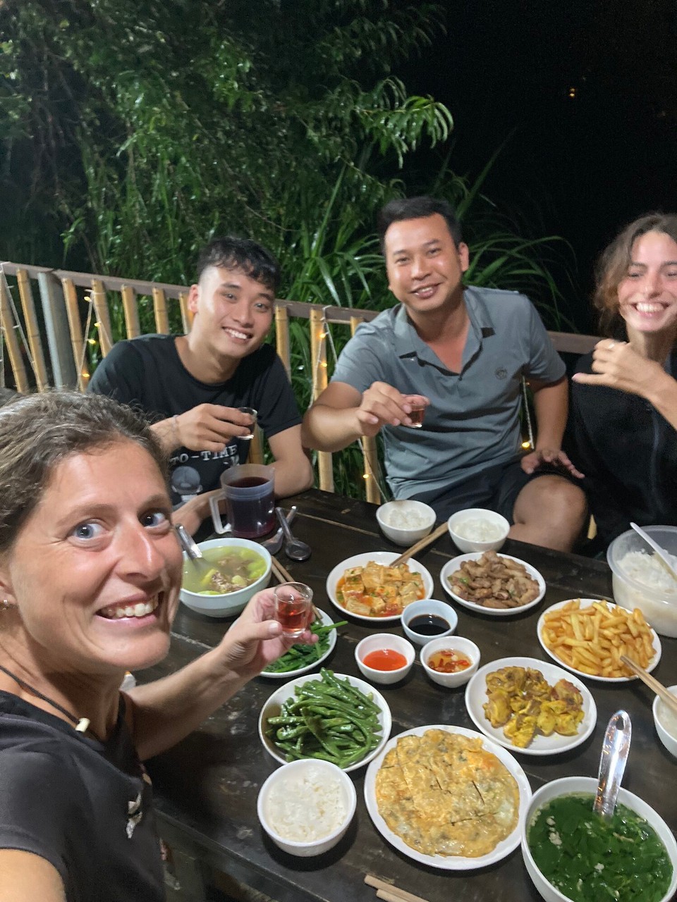 Vietnam - Dong Van - Tag eins geht mit Abendessen und Happy Water 🤪 entspannt zu Ende 