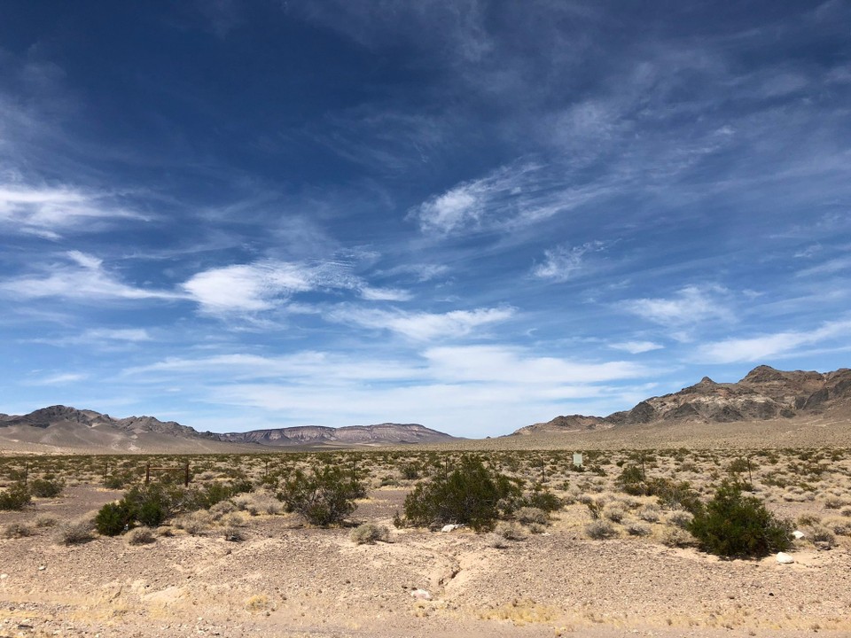 Vereinigte Staaten - Lone Pine - Die Landschaft wird wieder weniger grün.