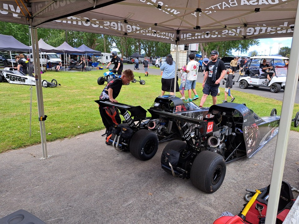 Neuseeland - Rangiriri - Unterwegs war eine Motorsport Veranstaltung, wir hatten durst und hunger,  mit etwas jammern  bekamen wir für die Verpflegung einlass. 