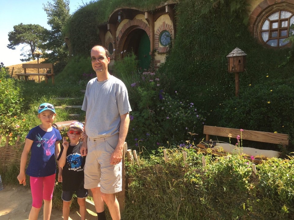 Neuseeland - Matamata - Vor diesem Haus haben Gandalf und Bilbo gesessen und eine Pfeife geraucht.