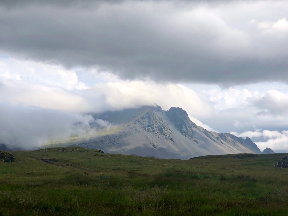 Island - Sveitarfélagið Hornafjörður - Wow. Noch besser wird es hier auf unserer Halbinsel wohl nicht. Das ist jetzt schon fast erkennbar das schöne Vestrahorn.