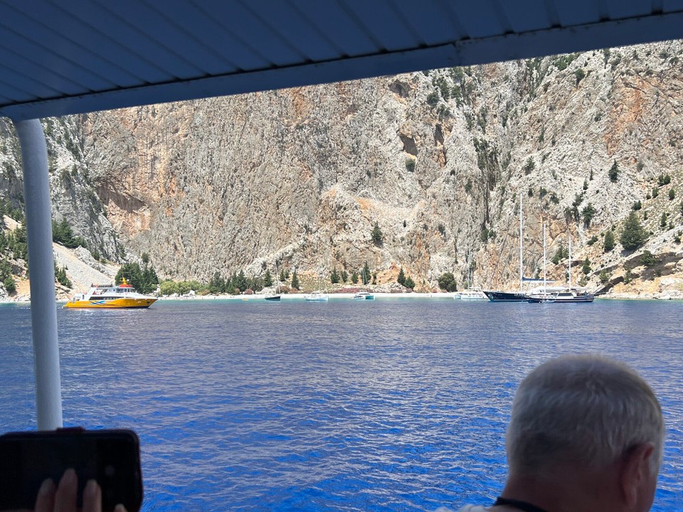 Griechenland - Symi - Weiter geht es vorbei an einem berühmten Strand, der Saint George Bay. Nur mit einem Boot zu erreichen, wir sind aber nur vorbeigefahren.
