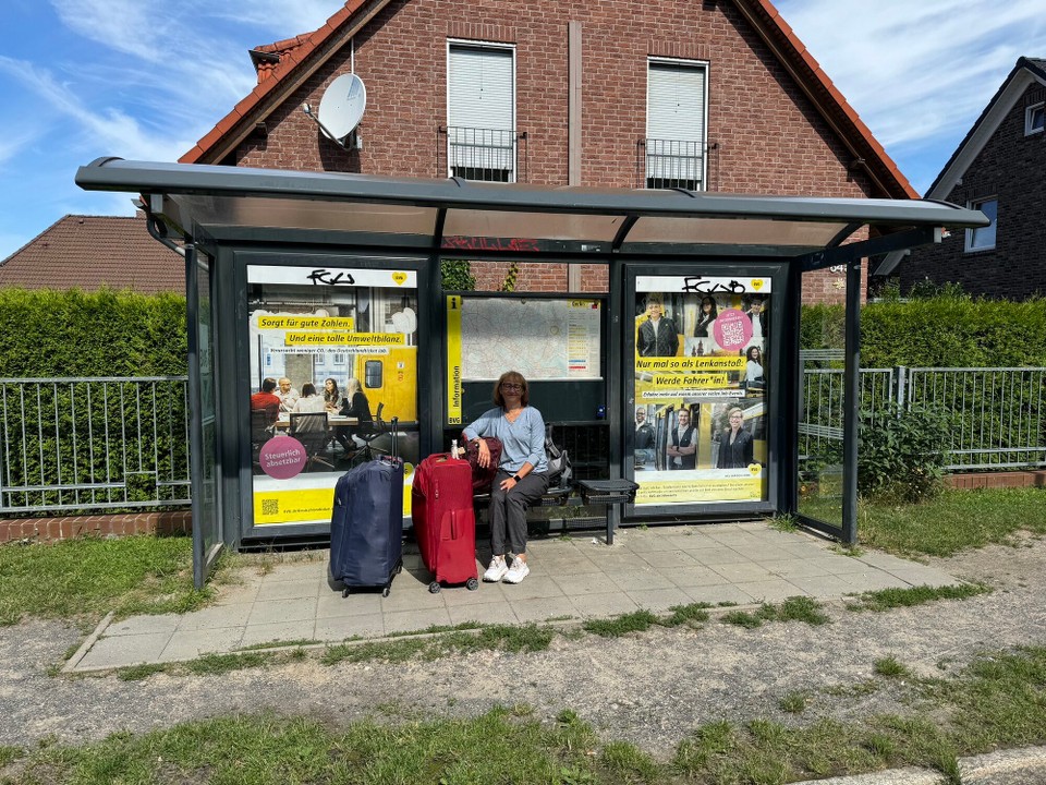 Deutschland - Berlin - Warten auf den Bus.
