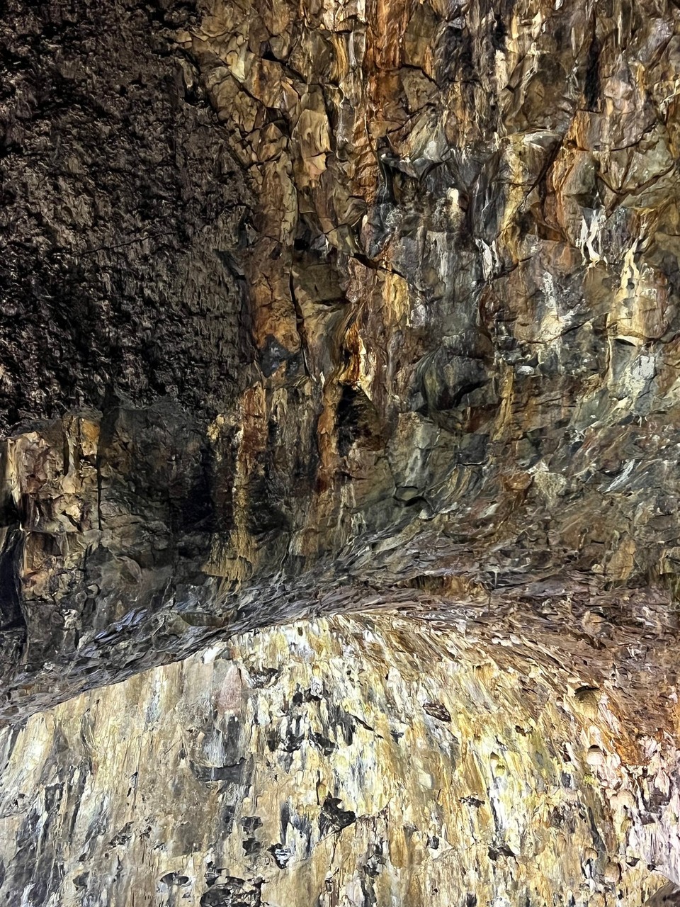 Portugal - Praia da Vitória - Farbenpracht in der Höhle