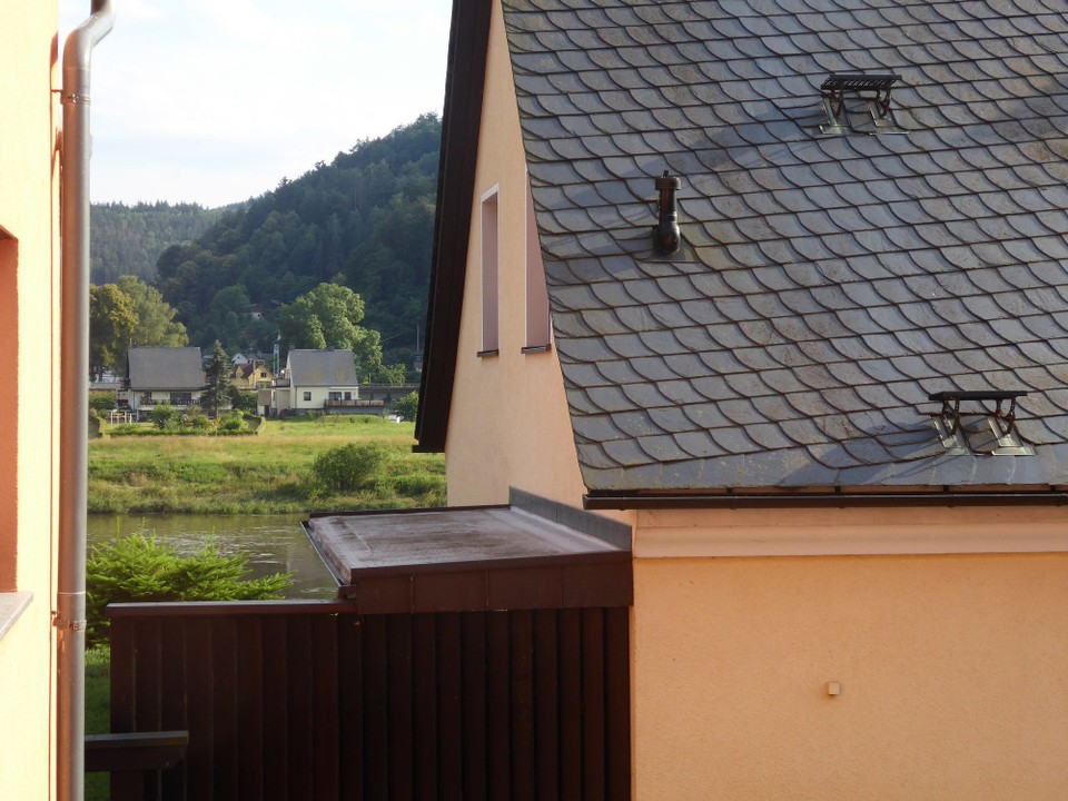Deutschland - Bad Schandau - Angekommen im Hotel und als Entschädigung für das Grauen gestern, habe ich heute einen kleinen Balkon und Blick auf ein Stückchen Elbe. Es war fast wie Heimkommen.