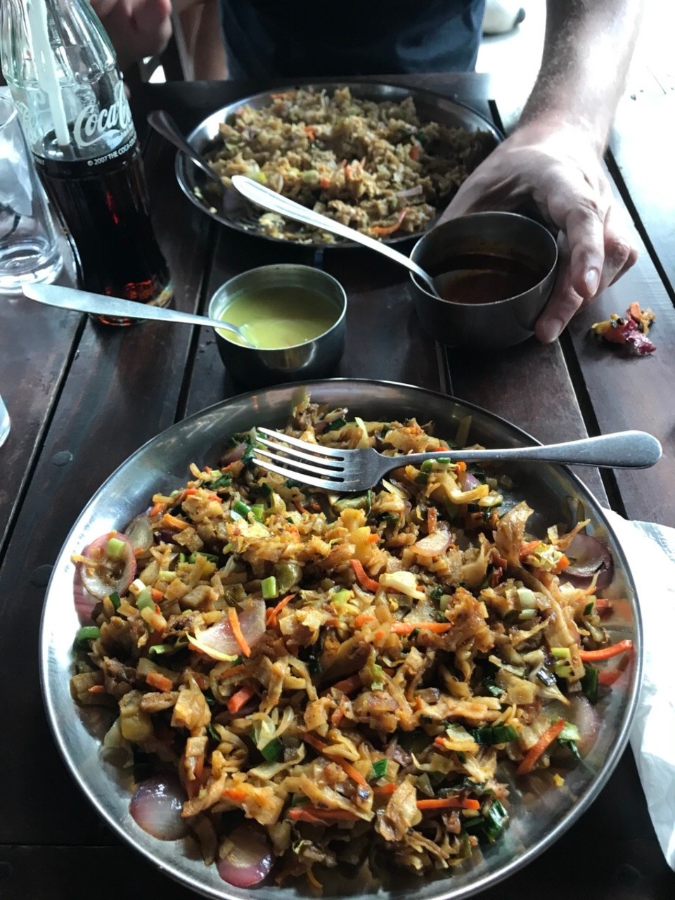 Sri Lanka -  - ROTI-KOTTU 
Meines war mit Gemüse, Julian hat es mit Hühnerfleisch 🐔 und Schmelzkäse probiert. 
War beides voll gut. 
Dazu gab es noch 2 Saucen. 