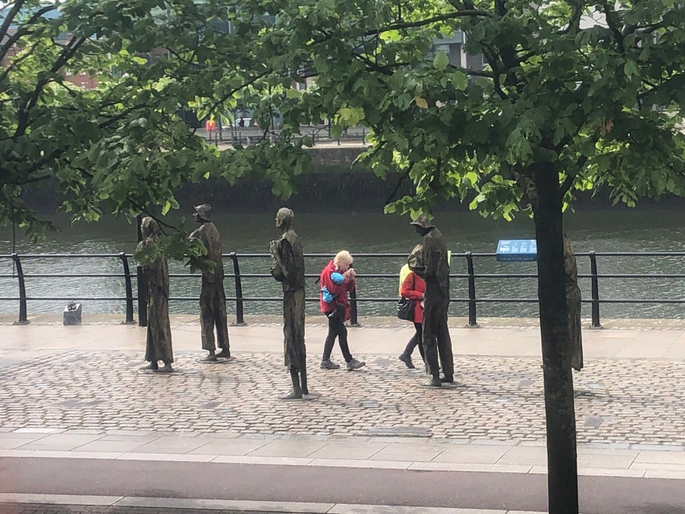 Irland - Dublin - Famine Sculpture. Zum Gedenken derer, die 1845 bis 1849 aufgrund der Kartoffelfäule verhungern mußten.