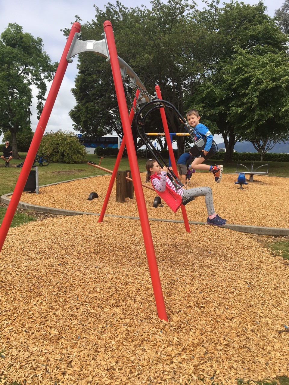 Neuseeland - Te Anau - Auf einem Spielplatz in der Nähe des Campingplatzes finden wir diese tolle Doppelschaukel. 