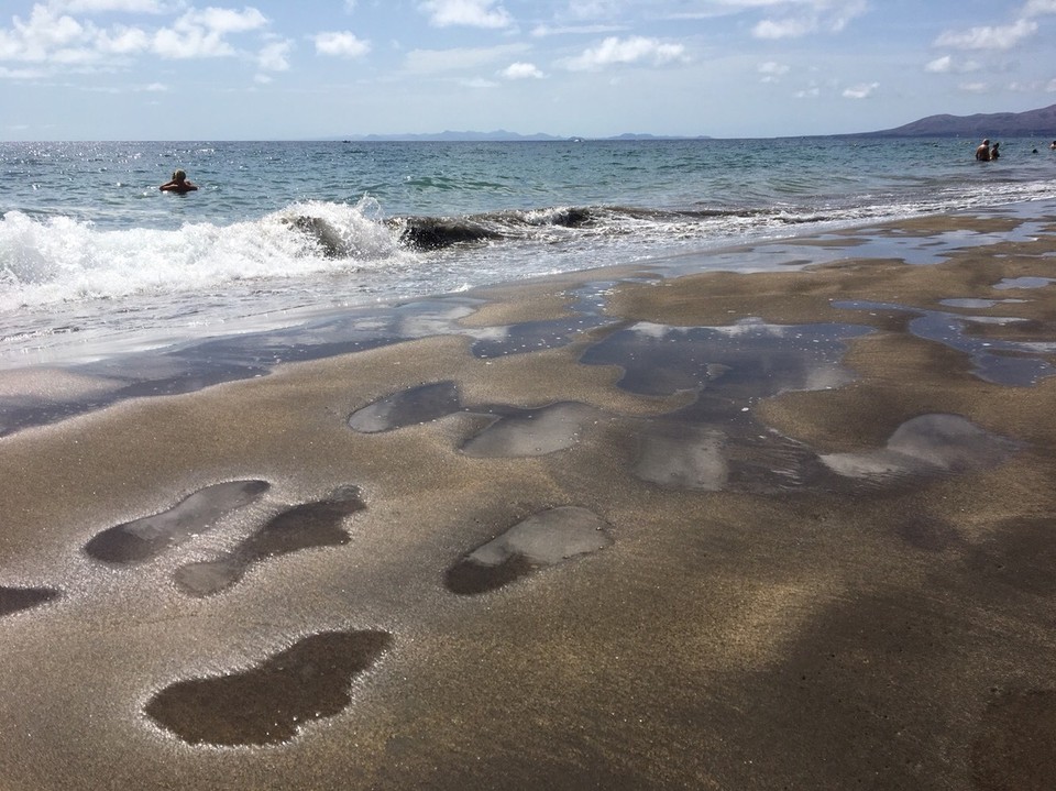  - Puerto del Carmen - Ebbe und Flut gibt es hier auch. Da heißt es sein Handtuch immer im Blick zu haben. 