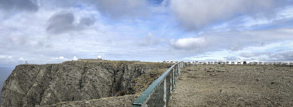 Norwegen - Nordkapp - Wir sind nicht ganz alleine am Nordkapp... fallen aber trotzdem irgendwie auf.