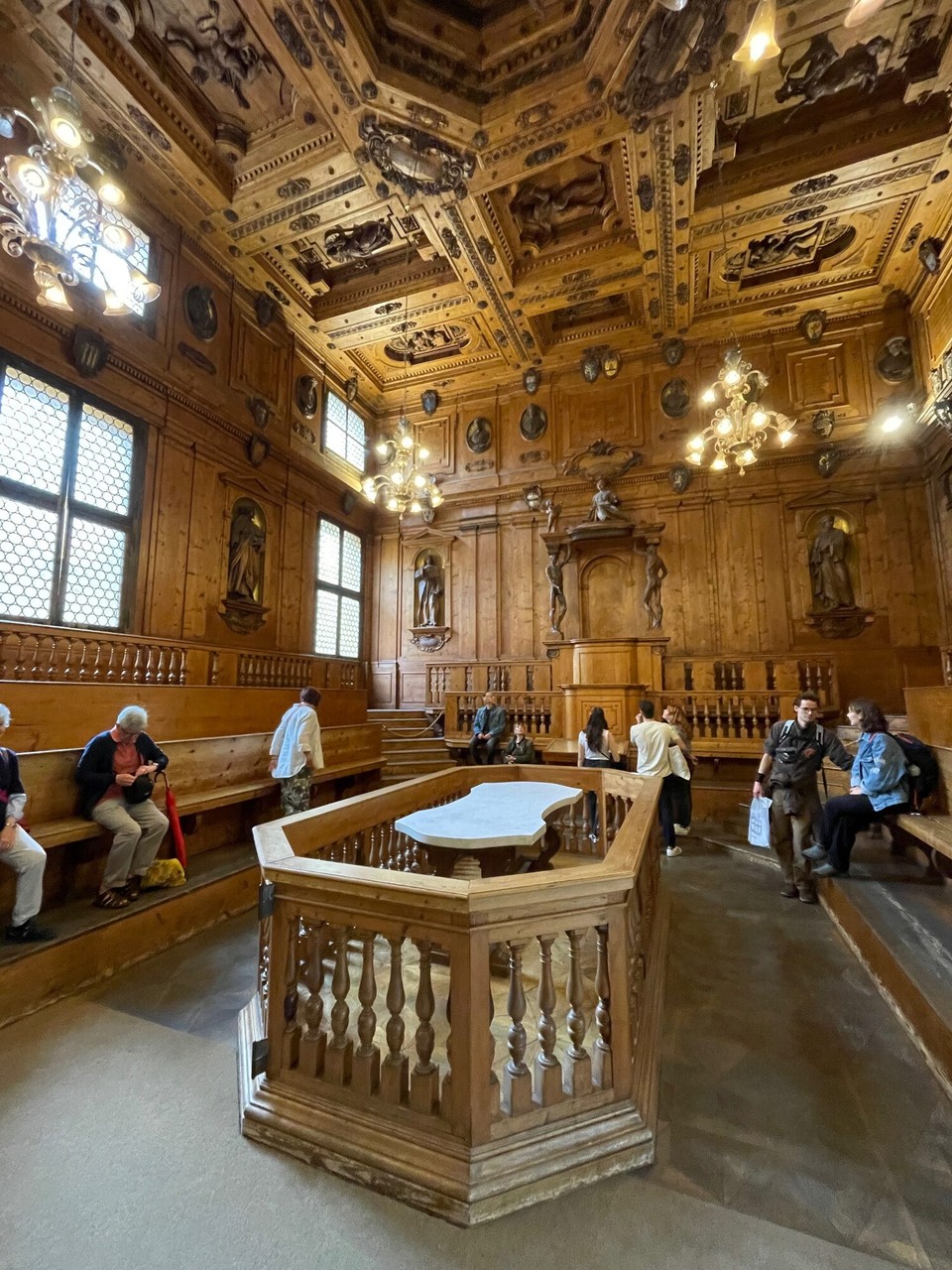 Italien - Bologna - Seziertisch im Anatomiesaal aus Fichtenholz - alles Knarscht hier….