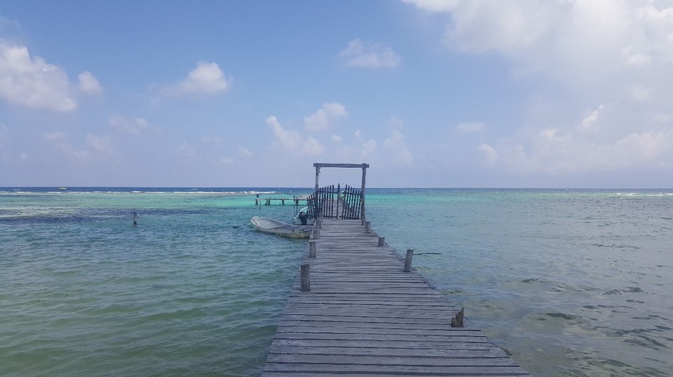 Mexiko - Mahahual - Der Ort wird einmal m Tag von einem Kreuzfahrtschiff angesteuert.  Dies führt zu temporären Touristenstau. Ist aber durchaus nicht zu viel.