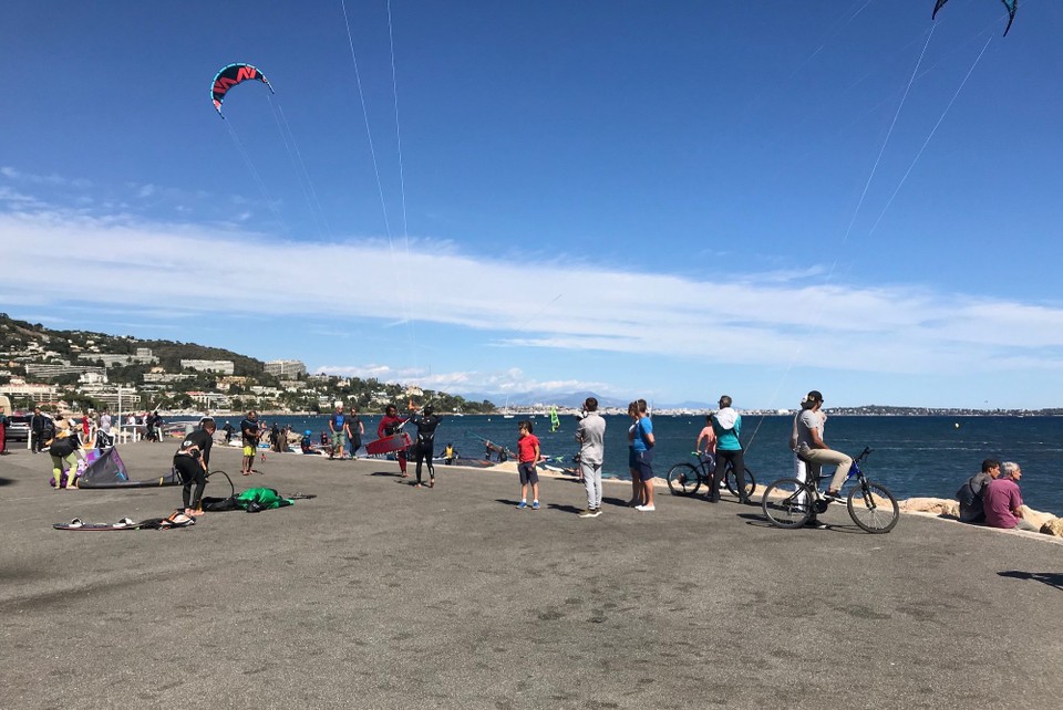  - Frankreich, Antibes & Palm Beach - Der Mistral, der berühmte Nordwind, bläst kräftig und jeder in Cannes, der mit einem Surfbrett oder einem Kite umgehen kann, ist an diesen warmen Sonntag am Strand.