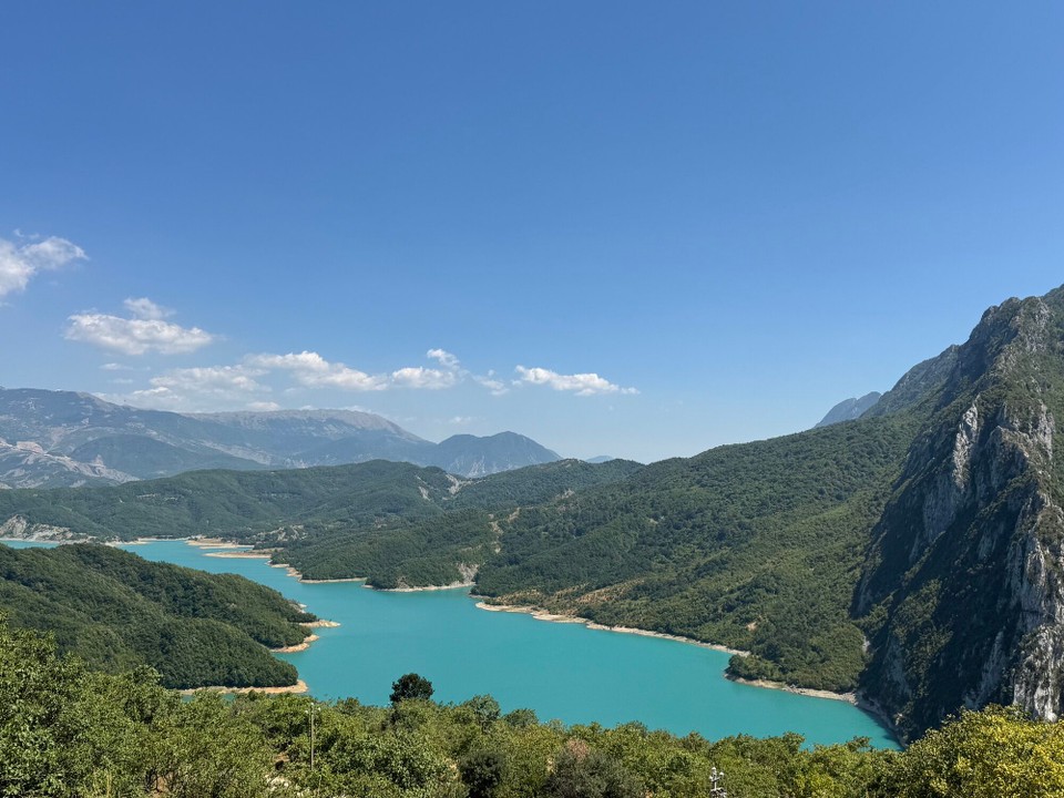 Albanien - Berat - Für die abenteuerliche Schotterpiste mit vielen Serpentinen und Schlaglöcher und viel Gegenverkehr auf dem schmalen Weg haben wir über 1 Stunde gebraucht. Dann nochmal 2 Km Fußmarsch immer steil bergauf. Manchmal frage ich mich wie verrückt wir sind, aber wir haben es geschafft.