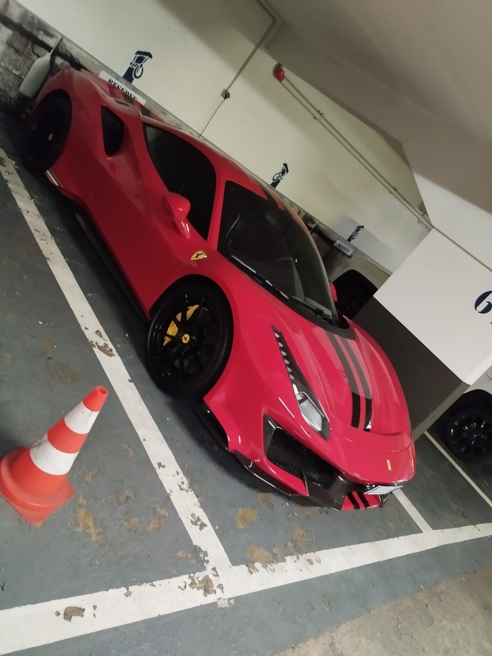 Monaco - Monaco-Ville - In Monaco in einer Tiefgarage geparkt mit einigen Luxusschlitten......