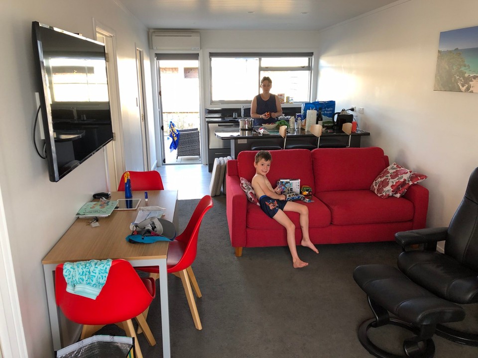 Neuseeland - Taupo - „Unsere“ Wohnung: Zimmer Nummer 1. Schlüssel gibt es keinen, die Türe geht mit einem 4-stelligen Code auf.