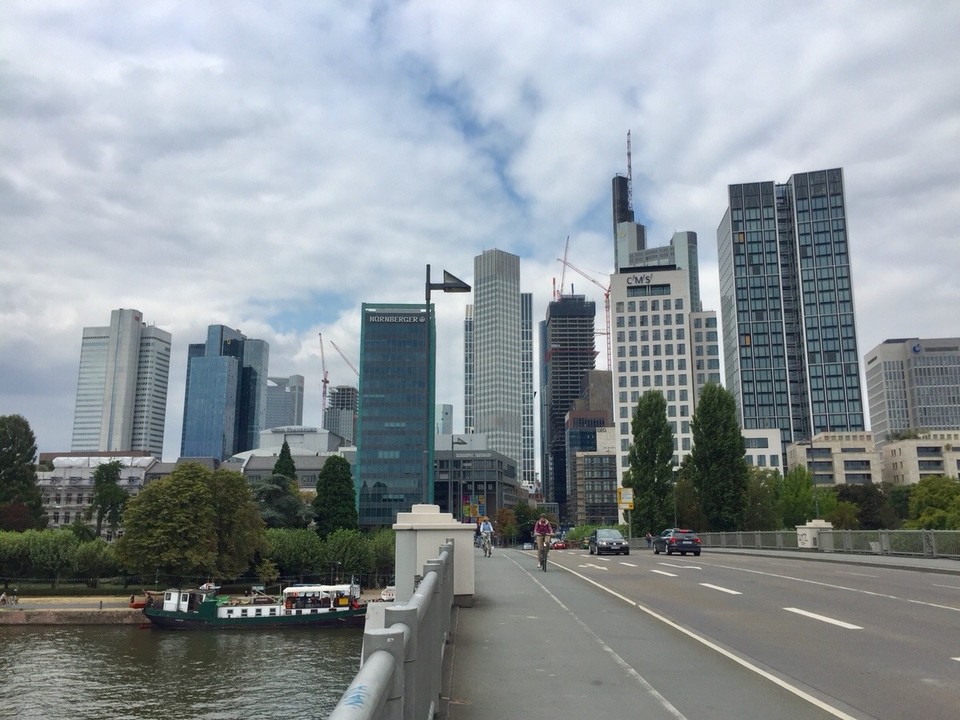 Deutschland - Frankfurt am Main - Vor dem Maintower entsteht ein neuer Skyscraper