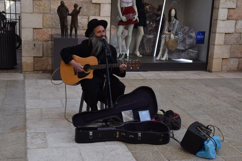 Israel - Jerusalem - Wieder unten, hören wir von Led Zeppelin „ Stairway to Heaven „ über den Straßenmusiker waren wir dann doch sehr erstaunt aber echt gut. 🎼