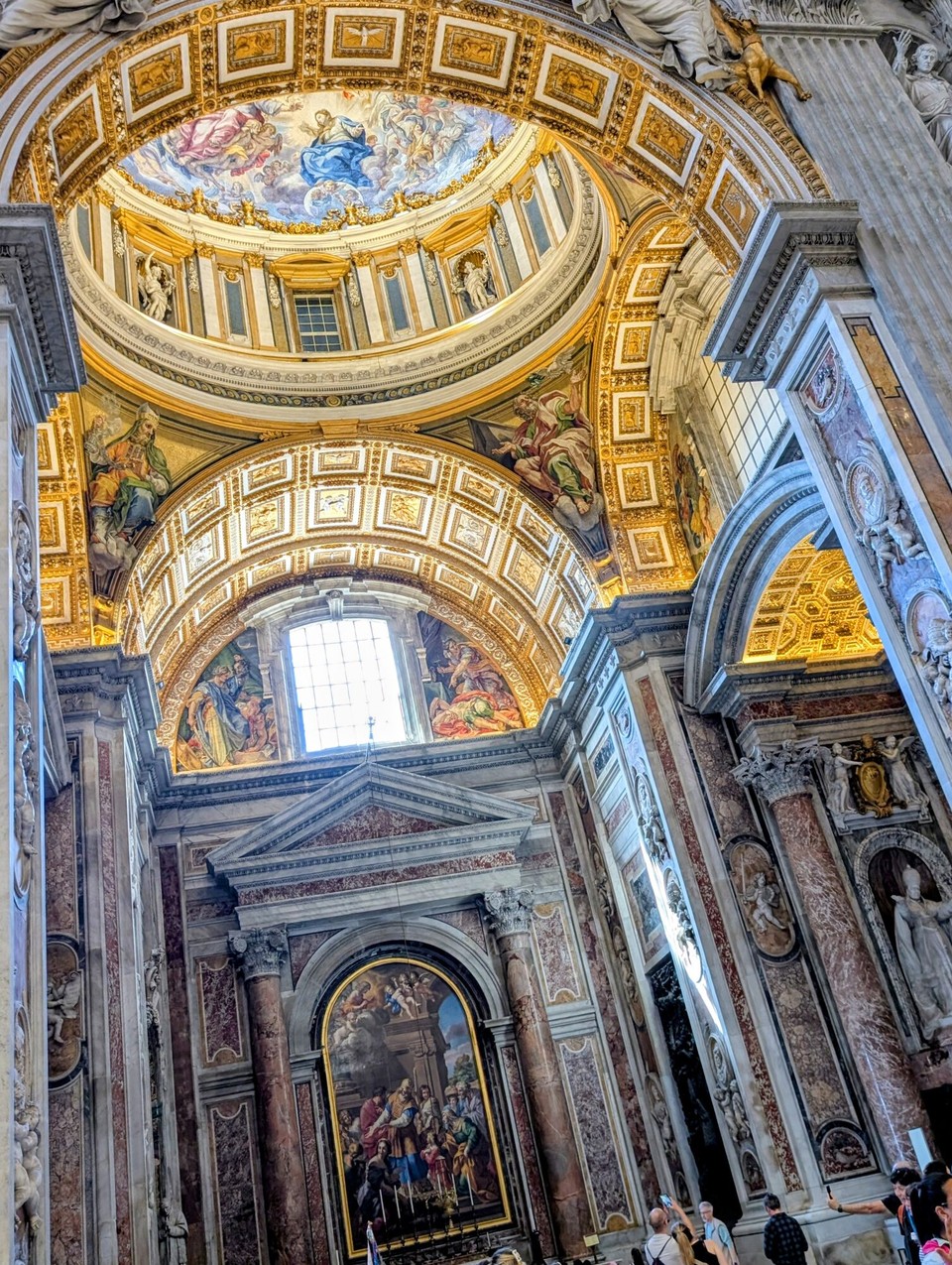 Italien - Rom - Der Abstieg von der Kuppel endet im Petersdom, eine der größten und prunkvollsten Kirchen der Welt.