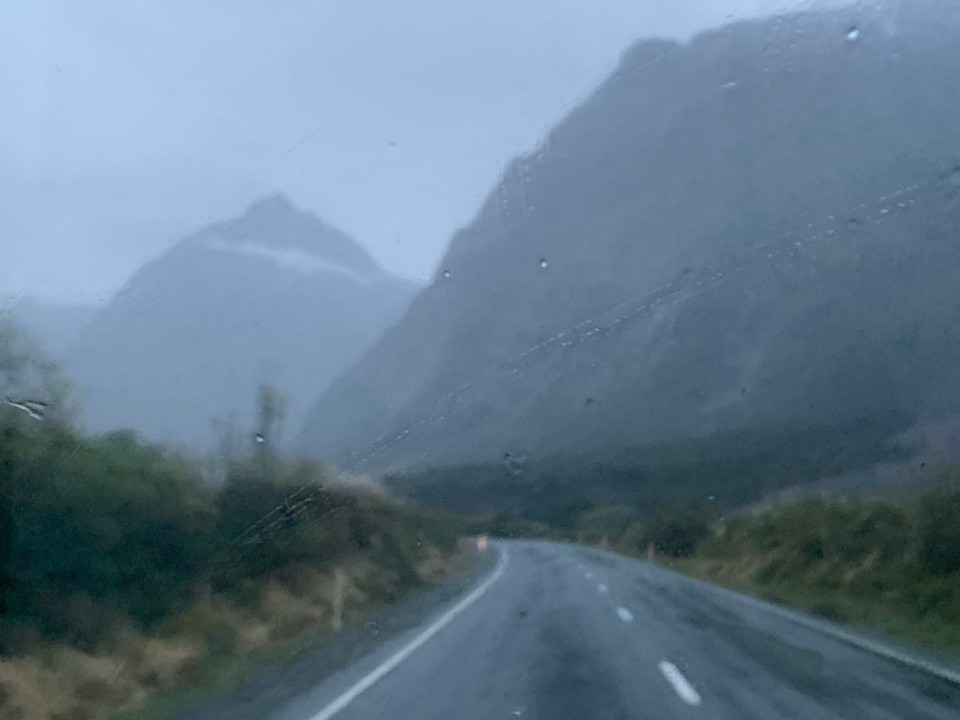 Neuseeland - Milford Sound - Heute Morgen sind wir um 7:00 Uhr schon losgefahren. Eine Stunde hoch zum Milford sound…. dort auf dem Parkplatz, der 25 $ für 5 Stunden kostet  haben wir dann erstmal gefrühstückt. 