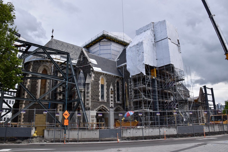 Neuseeland - Christchurch - 137 Jahre lang war die Christchurch Cathedral das Prachtstück von Christchurch. Nun zeigen die Reste der schönen Kirche eindrucksvoll, mit welcher Wucht das verheerende Erdbeben im Februar 2011 zahllose Gebäude zerstörte. Bis 2027 soll die Kirche wieder aufgebaut werden.