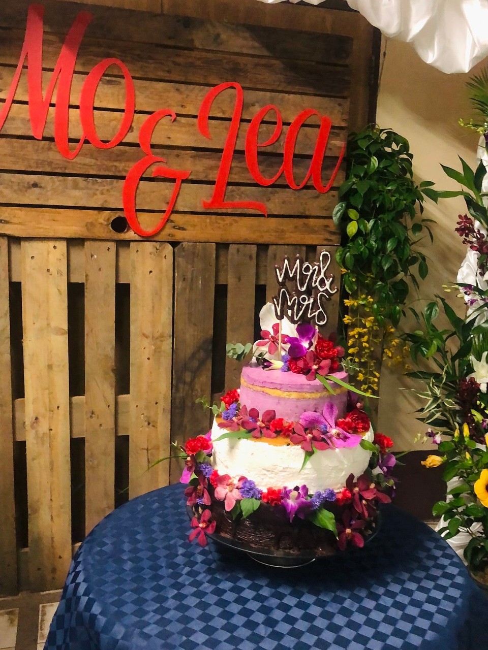 Thailand - Chiang Mai - Die Hochzeitstorte mit frischen Blumen dekoriert 🌺