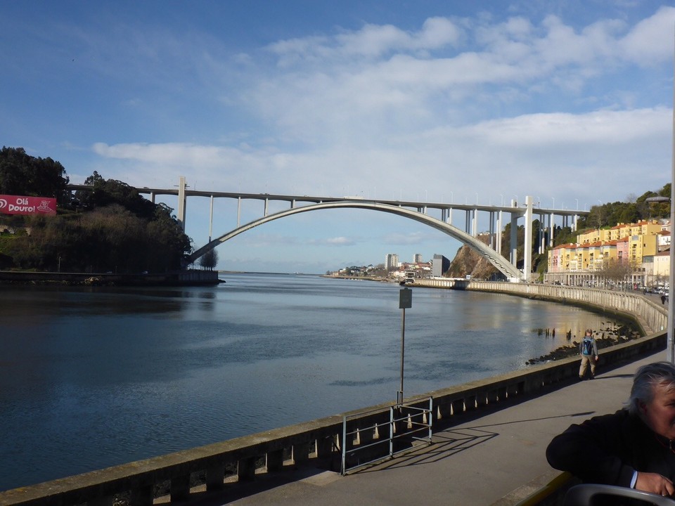 Portugal - Porto - Die große Brücke die den Portwein-Stadtteil mit der Altstadt verbindet