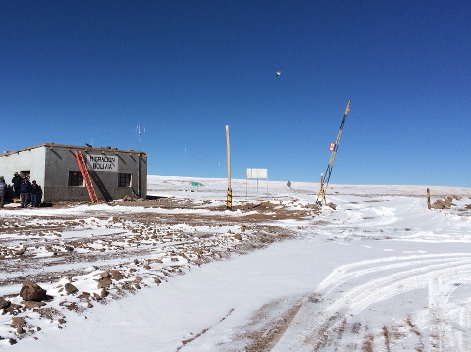 Bolivien - Salar de Uyuni - Grenzposten auf 4.500m - und zunächst geschlossen! Beinahe war die 3 Tagesanreise mit dem Jeep umsonst... Aber wir hatten Glück und die Ausreise nach Chile war nach etwas eiskaltem Warten möglich