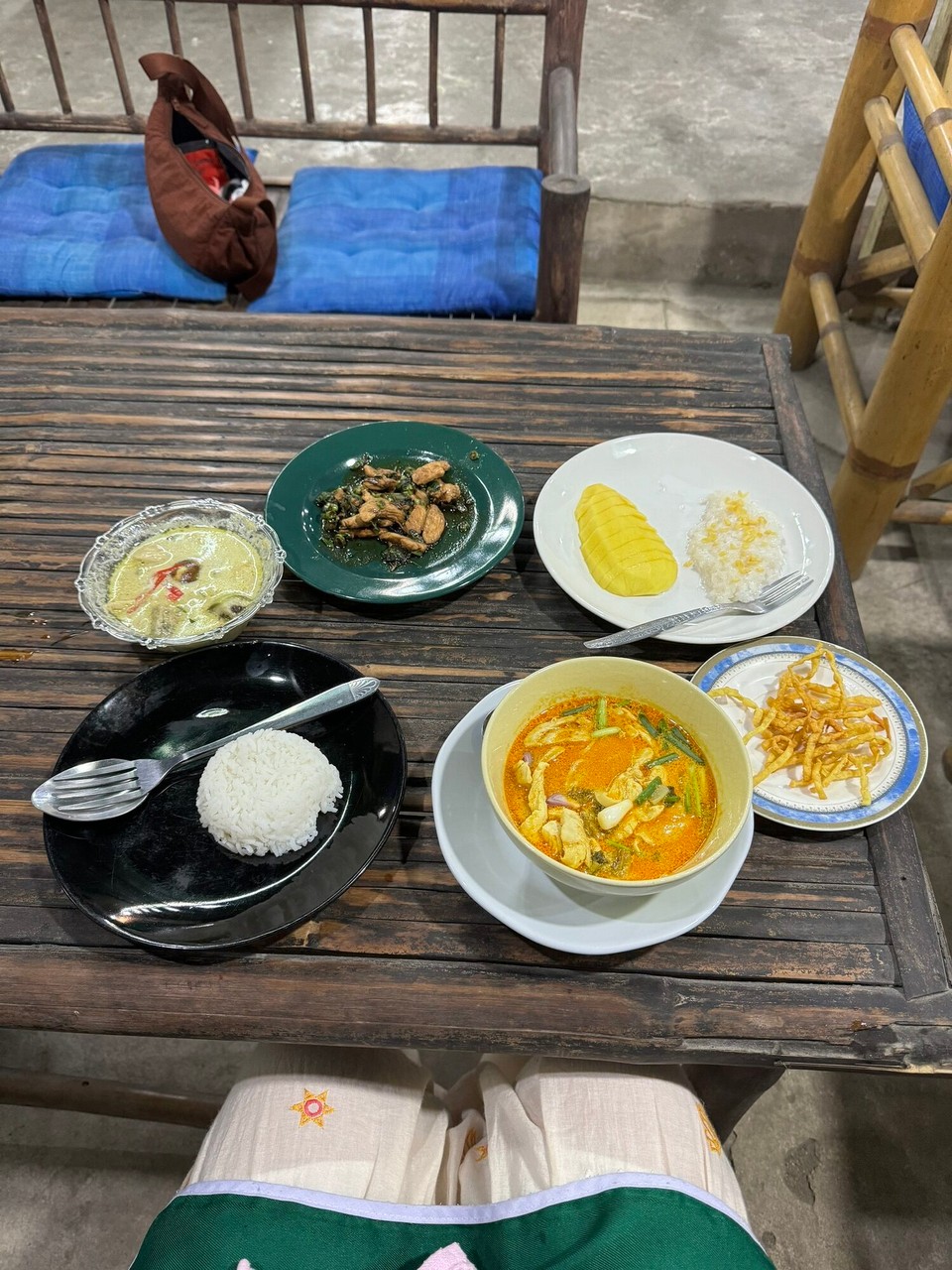 Thailand - Chiang Mai - Ich habe gezaubert: Tom Kha Kai (Suppe mit Hühnchen), Thai Basilikum Poulet, Grünes Curry aus selbstgemachter Paste und Sticky Rice mit Mango
