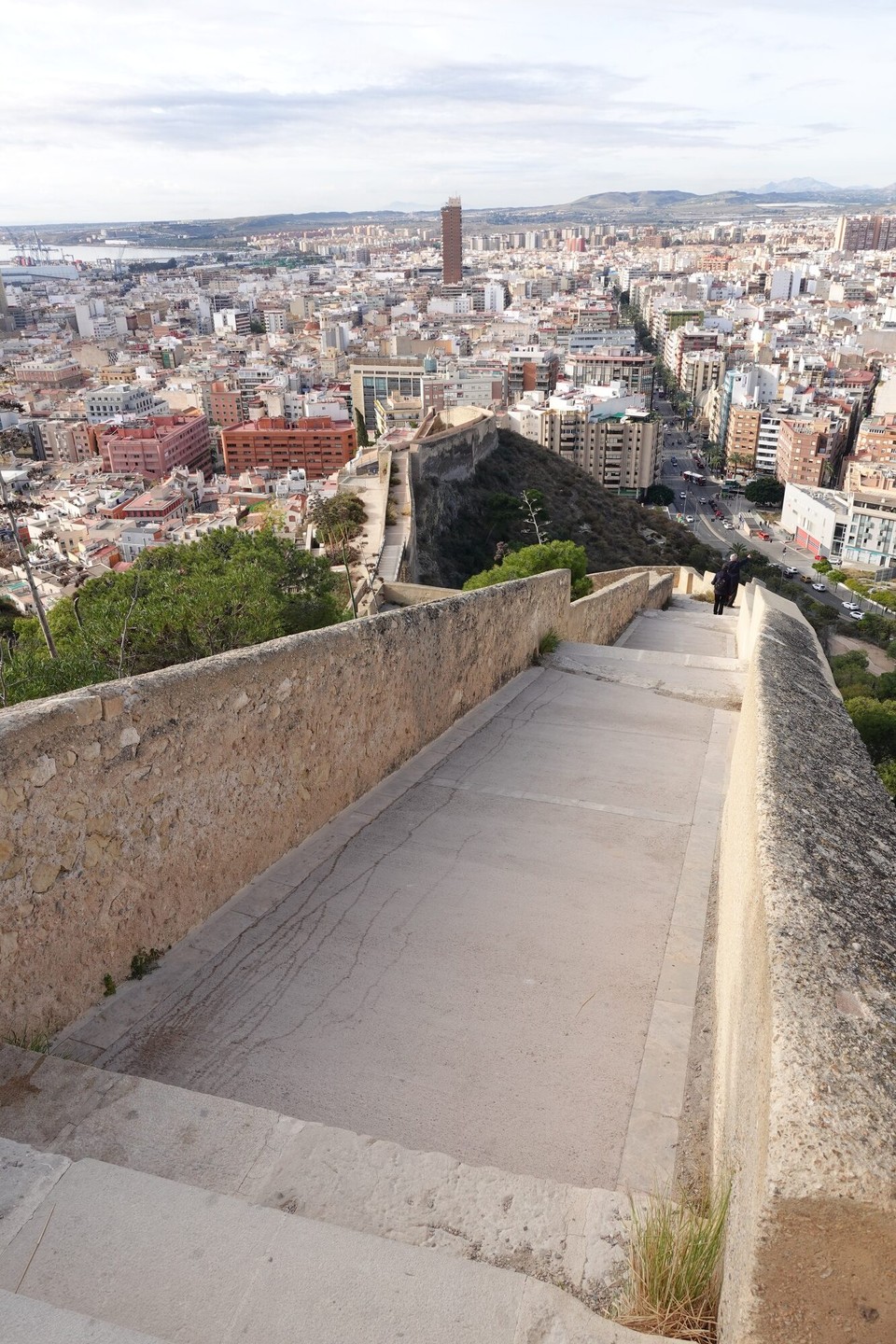 Spanien - Alicante - Iwert d'Festungsmauer rof an d'Stad
